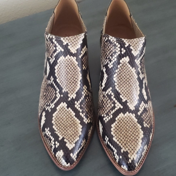 Madewell Sonia Low Chelsea Boot - Picture 2 of 6